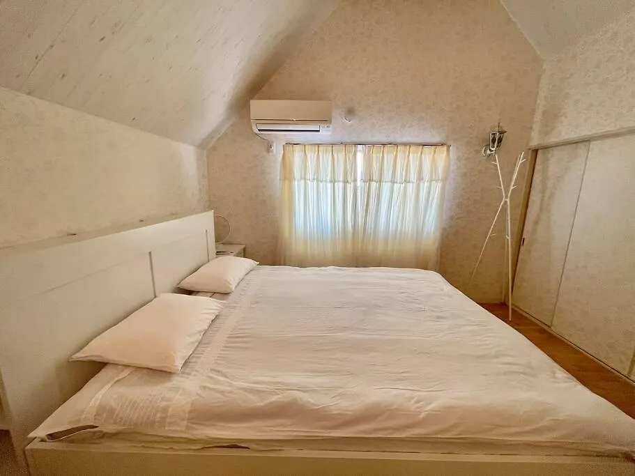 ゲストハウス宮の軒-稲荷参道前 3-Floor Family House Kjóto 0*,  Japonsko