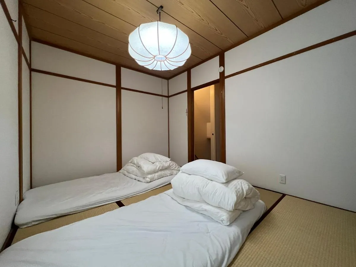 ゲストハウス宮の軒-稲荷参道前 3-Floor Family House Kjóto 0*,  Japonsko